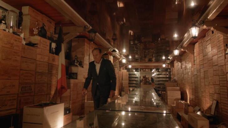 Michel-Jack Chasseuil marchant dans sa cave